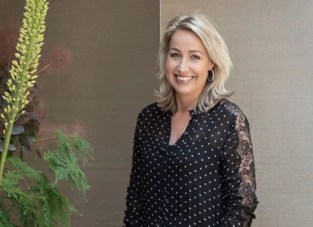 Excellent Wonen - Miranda van Commenée Naast mode is interieur een grote passie van mij. Net als bij kleding draait het bij het inrichten van een huis om gevoel, sfeer en de juiste afwerking. Ik geloof dat accessoires in een interieur net zo bepalend kunnen zijn als een goede tas of schoen in een outfit – het is de finishing touch die alles bij elkaar brengt. Voor onze jaren ’30-woning wilde ik dan ook niets liever dan een interieur dat warm, stijlvol en persoonlijk aanvoelt. En dat is precies wat we samen met geweldige partijen hebben neergezet.