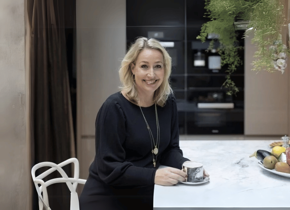 Art of Living - Miranda van Commenée Toen we dit karakteristieke herenhuis uit 1931 in Oud-Zuid kochten, voelde het meteen goed – maar ik wist ook: hier wil ik iets bijzonders van maken. Samen met Nathalie Schalke heb ik het huis omgetoverd tot een warme, elegante plek die helemaal bij ons past. Authentieke details zijn in ere hersteld, en met zorgvuldige keuzes in kleur, materiaal en indeling is er een balans ontstaan tussen klassiek en modern. Het resultaat is een thuis waar sfeer en stijl samenkomen – elke dag opnieuw genieten.